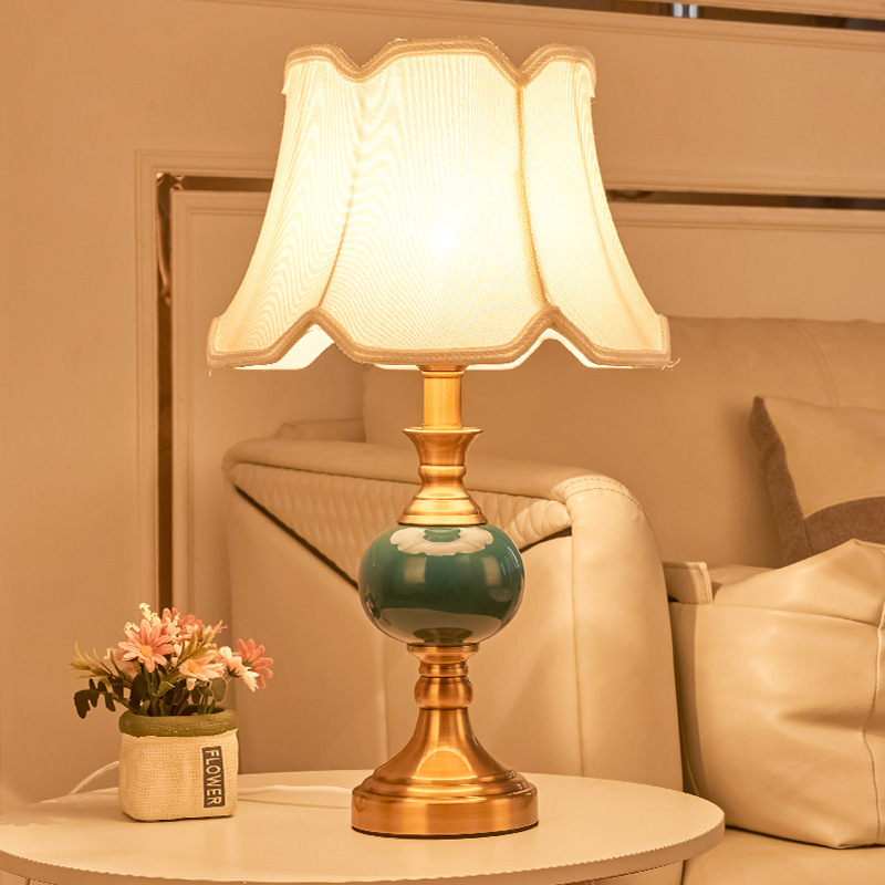 Desk Lamp - โคมไฟข้างเตียงสไตล์อเมริกันย้อนยุค ดีไซน์สร้างสรรค์เรียบง่าย สำหรับห้องนอนใหญ่สไตล์ยุโรป โคมไฟตั้งโต๊ะเซรามิกแสงวอร์มไวท์ สร้างบรรยากาศงานแต่งงาน